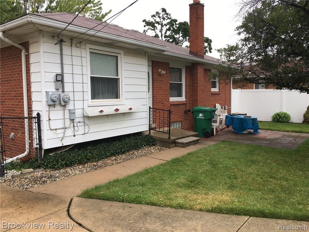 18514 Stephens Road Eastpointe, MI 48021 - Photo 4 of 8 IMG_0362.JPG