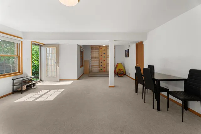 a view of livingroom with furniture