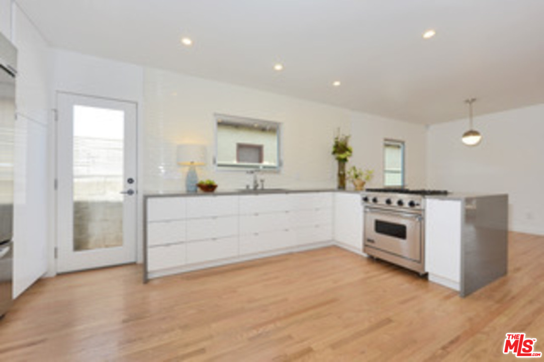4039 Alla Road Los Angeles, CA 90066 - Photo 9 of 25 Gallery Image 9