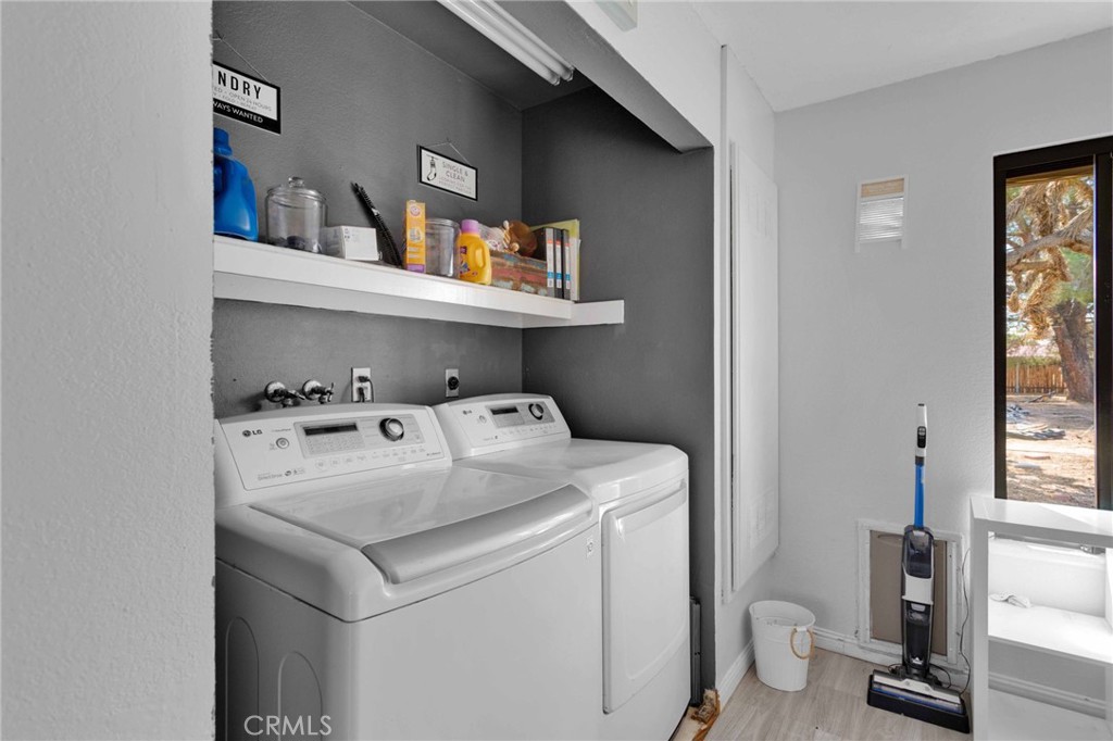 20357 Ituma Road Apple Valley, CA 92308 - Photo 25 of 38 a utility room with dryer and washer