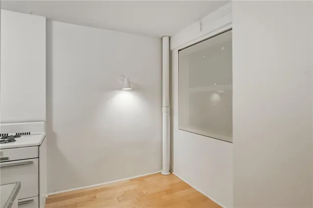 a picture of a white and white walls