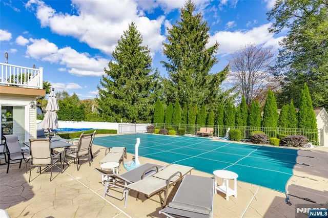 $1,100,000 | 3 Old Farm Road, Verona, NJ 07044