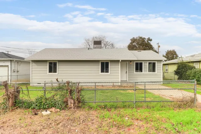 a view of front of house with a yard