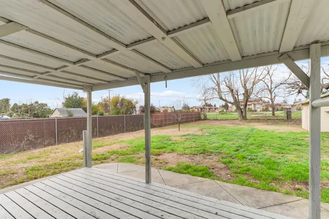 a view of a backyard