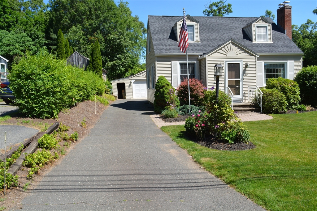 20 Exeter Street West Springfield, MA 01089 - Photo 4 of 42