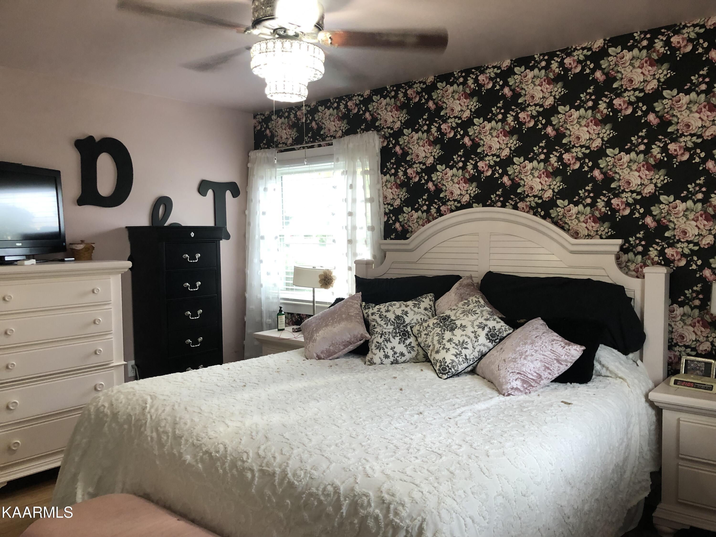 118 Euclid Circle Oak Ridge, TN 37830 - Photo 13 of 26 Owner's Suite
