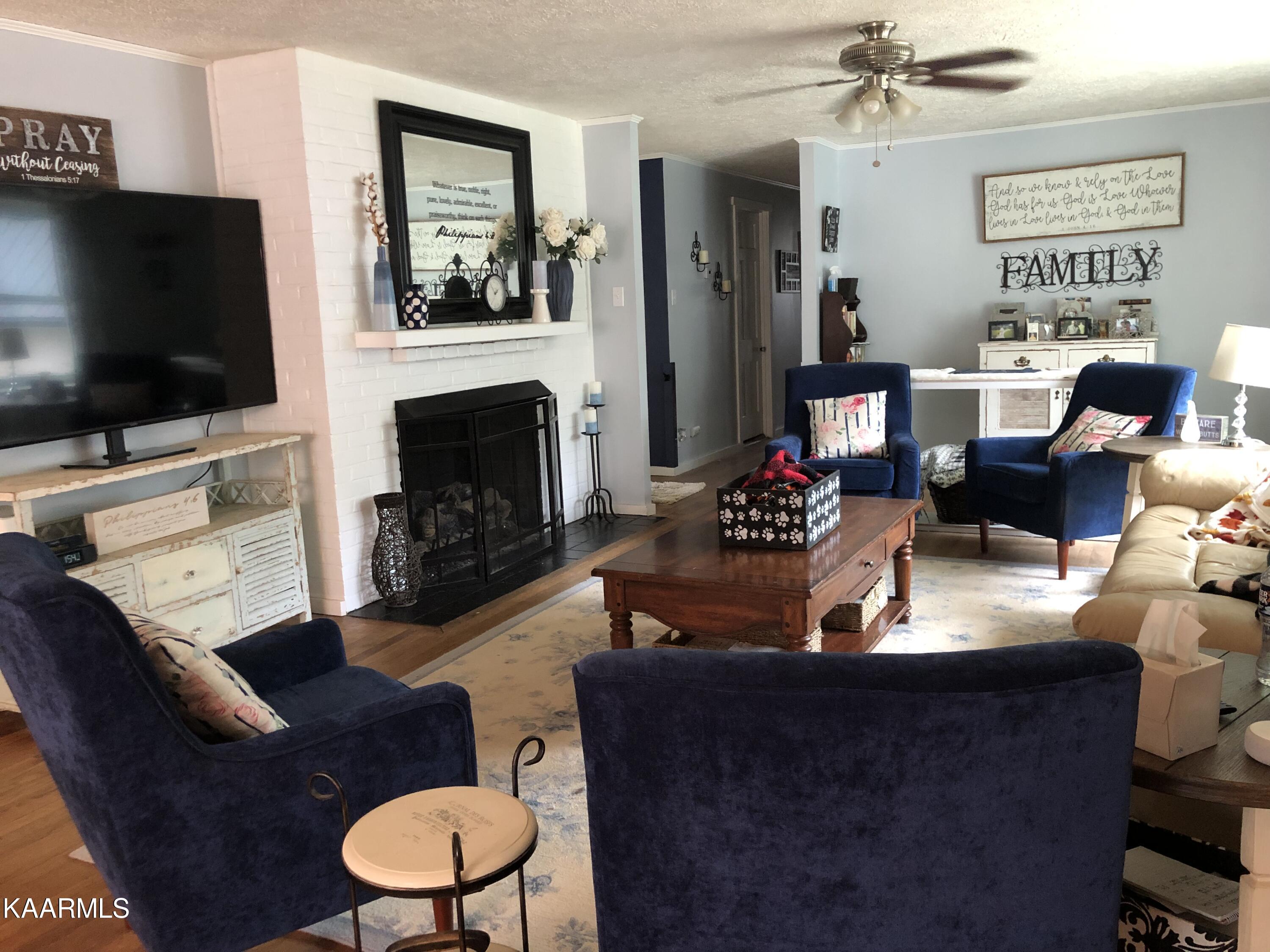 118 Euclid Circle Oak Ridge, TN 37830 - Photo 6 of 26 Living Room