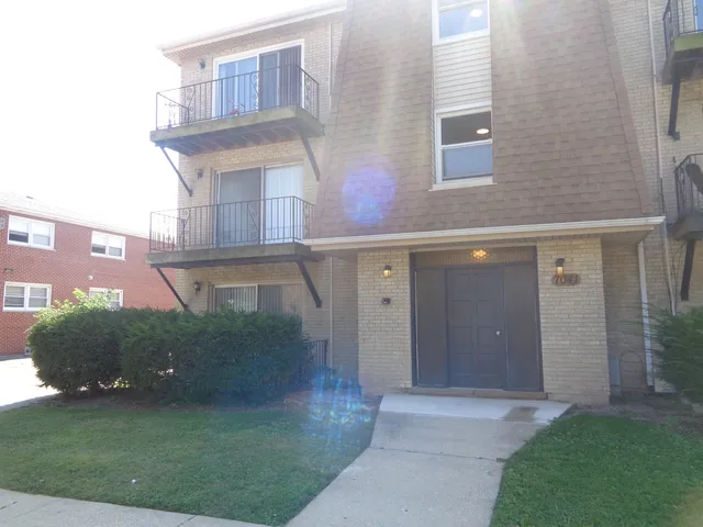 $1,995 | 7041 99th Street, Unit 2W, Chicago Ridge, IL 60415