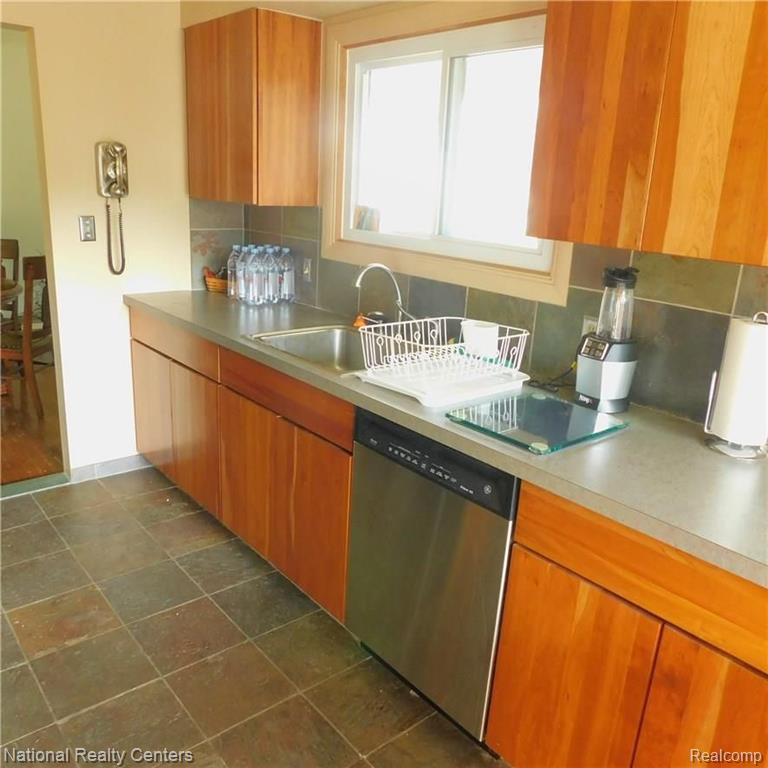 32051 Middlebelt Road Farmington Hills, MI 48334 - Photo 11 of 17