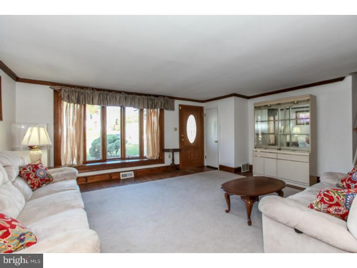 339 Lester Road Springfield, PA 19064 - Photo 9 of 22 Living Room