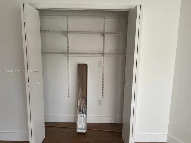 a view of a back yard