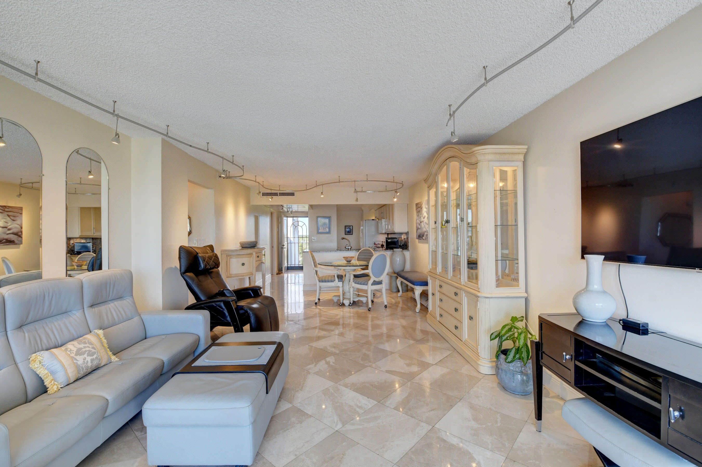 7 Royal Palm Way, Unit 6080 Boca Raton, FL 33432 - Photo 9 of 55 LIVING/DINING AREA