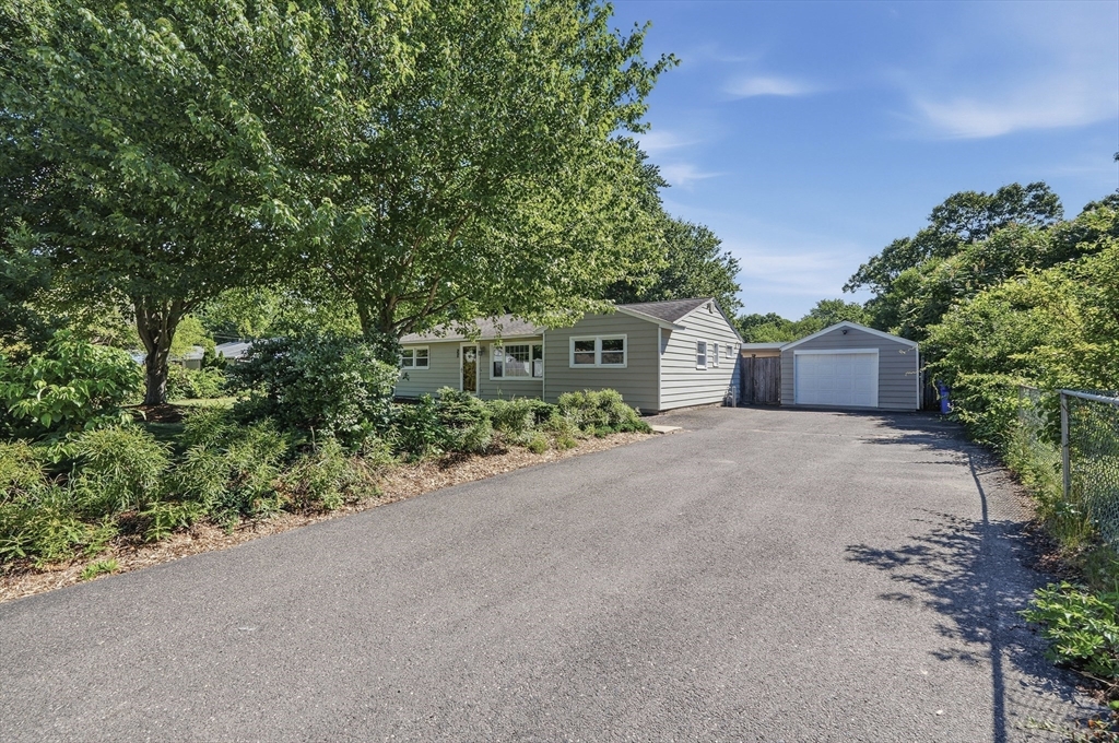 251 Shady Brook Lane Springfield, MA 01118 - Photo 3 of 32