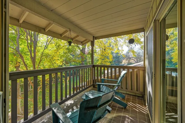 a view of a yard in front of the house