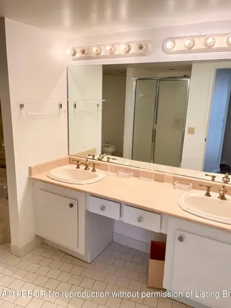 a en suite bathroom with a shower