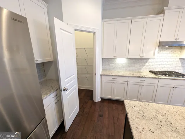 an empty room with a ceiling fan and closet area