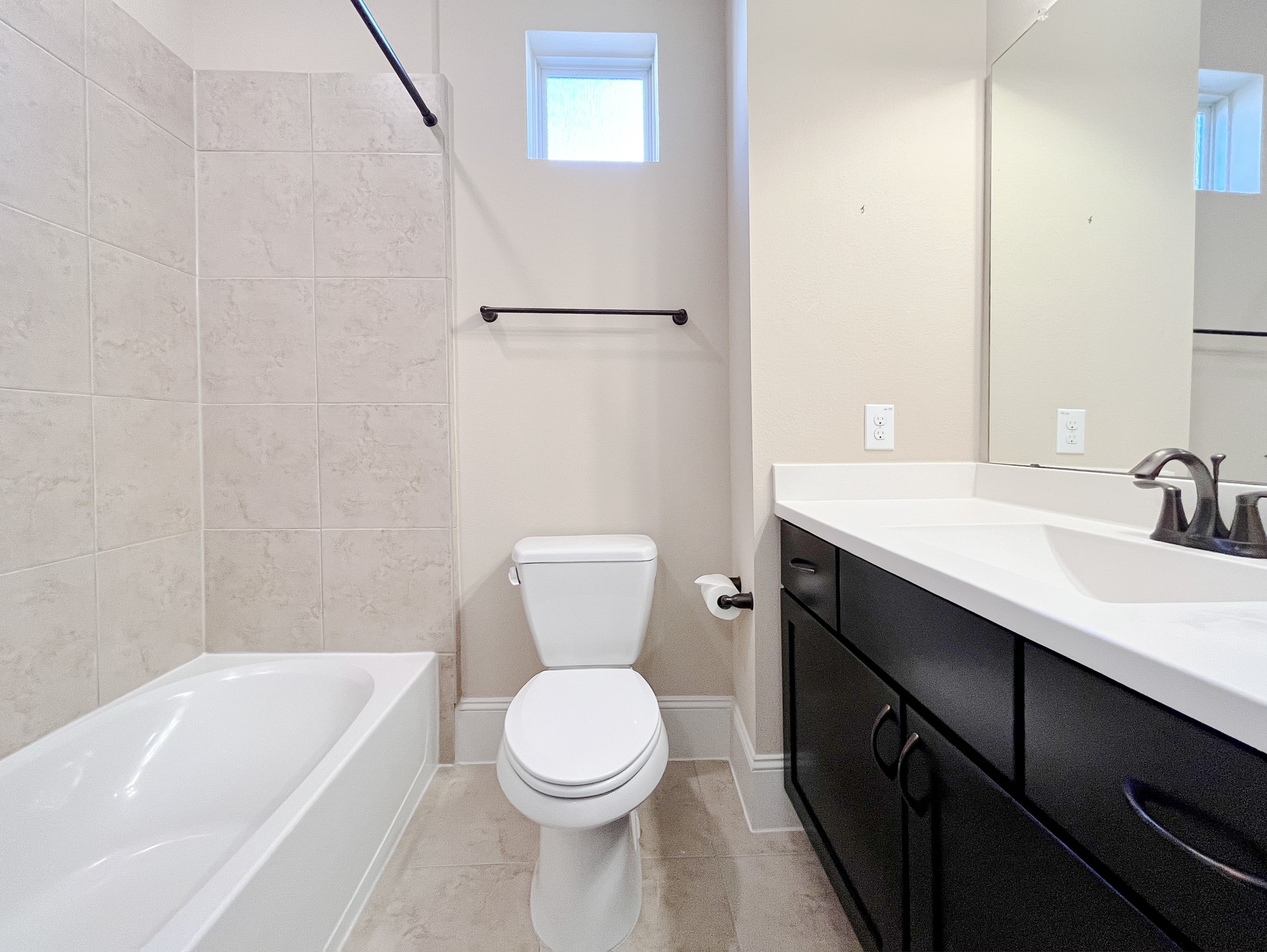 5207 Gibson Street, Unit A Houston, TX 77007 - Photo 21 of 25 third floor en suite bath