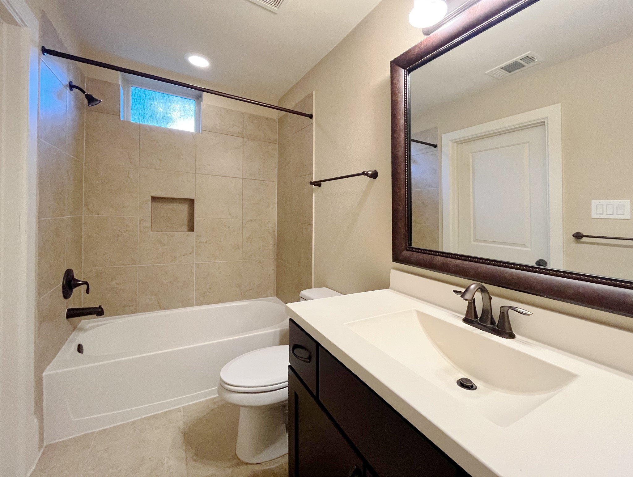 5207 Gibson Street, Unit A Houston, TX 77007 - Photo 6 of 25 first floor full ensuite bath