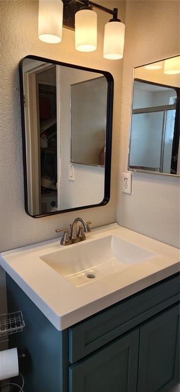 9829 Grace Drive Port Richey, FL 34668 - Photo 8 of 19 a bathroom with 2 sink and a mirror