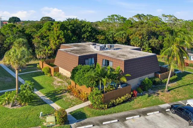 $289,900 | 6061 Southeast Riverboat Drive, Unit 825, Stuart, FL 34997