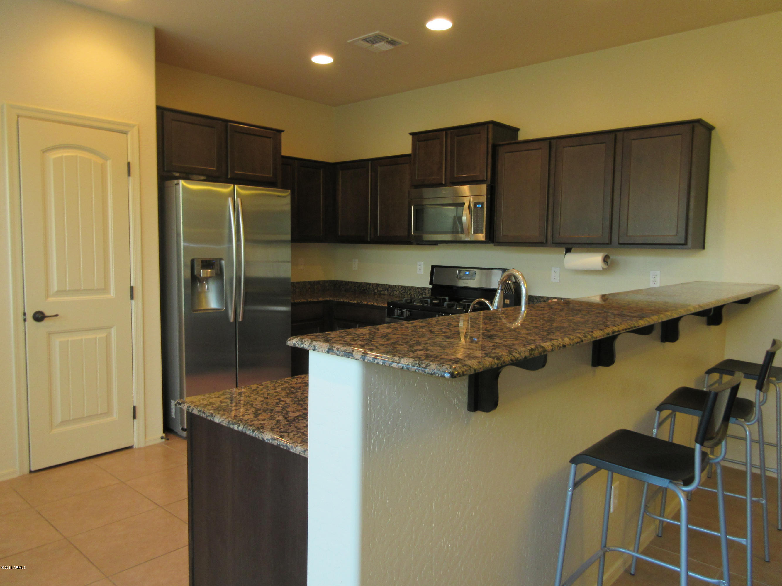 3885 South Bandit Road Gilbert, AZ 85297 - Photo 15 of 33 Kitchen breakfast bar