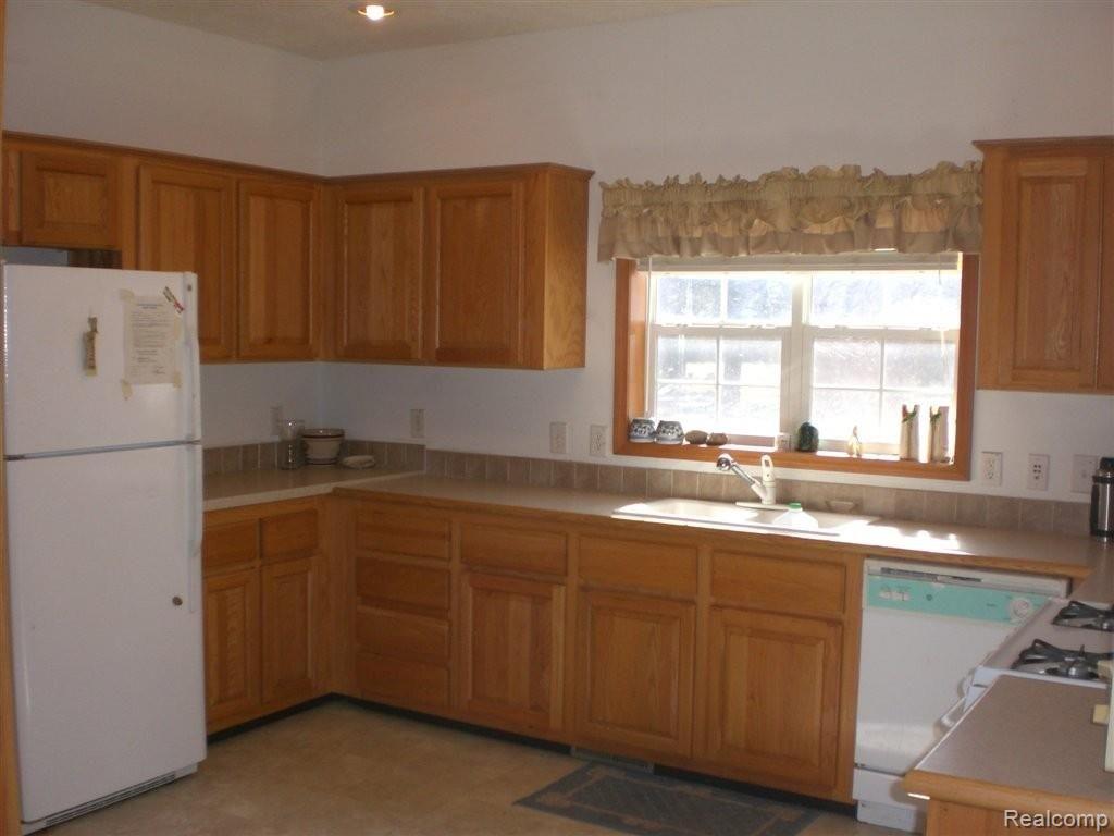 2570 West Drahner Road Oxford, MI 48371 - Photo 6 of 17 Open Kitchen Lots of Cabinetry!