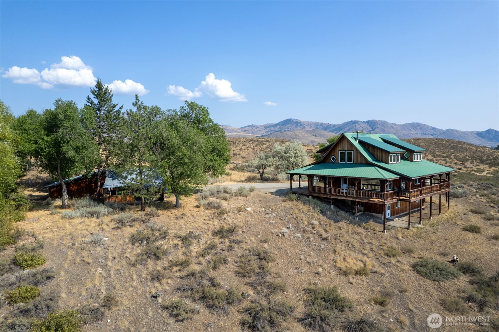 13 Serviceberry Road Winthrop, WA 98862 - Photo 17 of 40 a backyard of a house with table and chairs