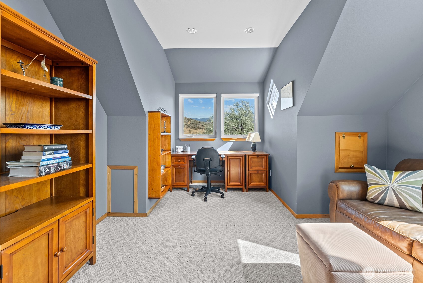 13 Serviceberry Road Winthrop, WA 98862 - Photo 23 of 40 a bed room with furniture and a window