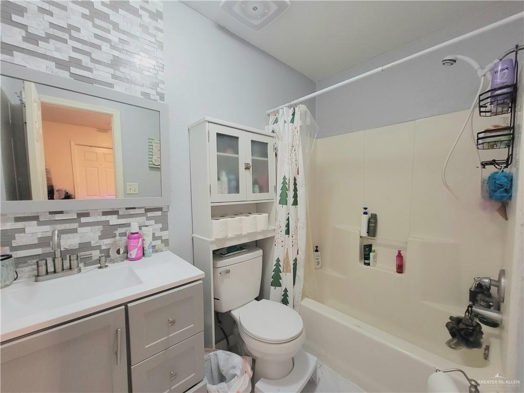 206 South Arroyo Boulevard Rio Hondo, TX 78583 - Photo 25 of 42 2nd Full bath with tasteful backsplash, shower / tub combo, and vanity