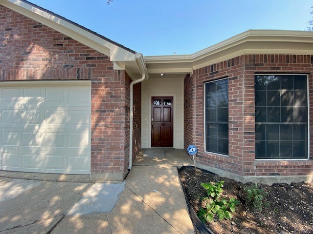 1512 Lorson Loop Round Rock, TX 78665 - Photo 3 of 29 a front view of a house with a garden