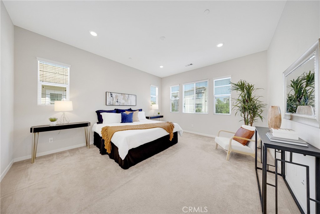 104 Sculpture Irvine, CA 92618 - Photo 19 of 36 a bedroom with a large bed and a potted plant