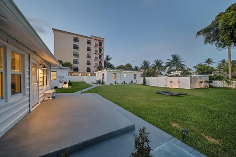 a view of an house with backyard and garden
