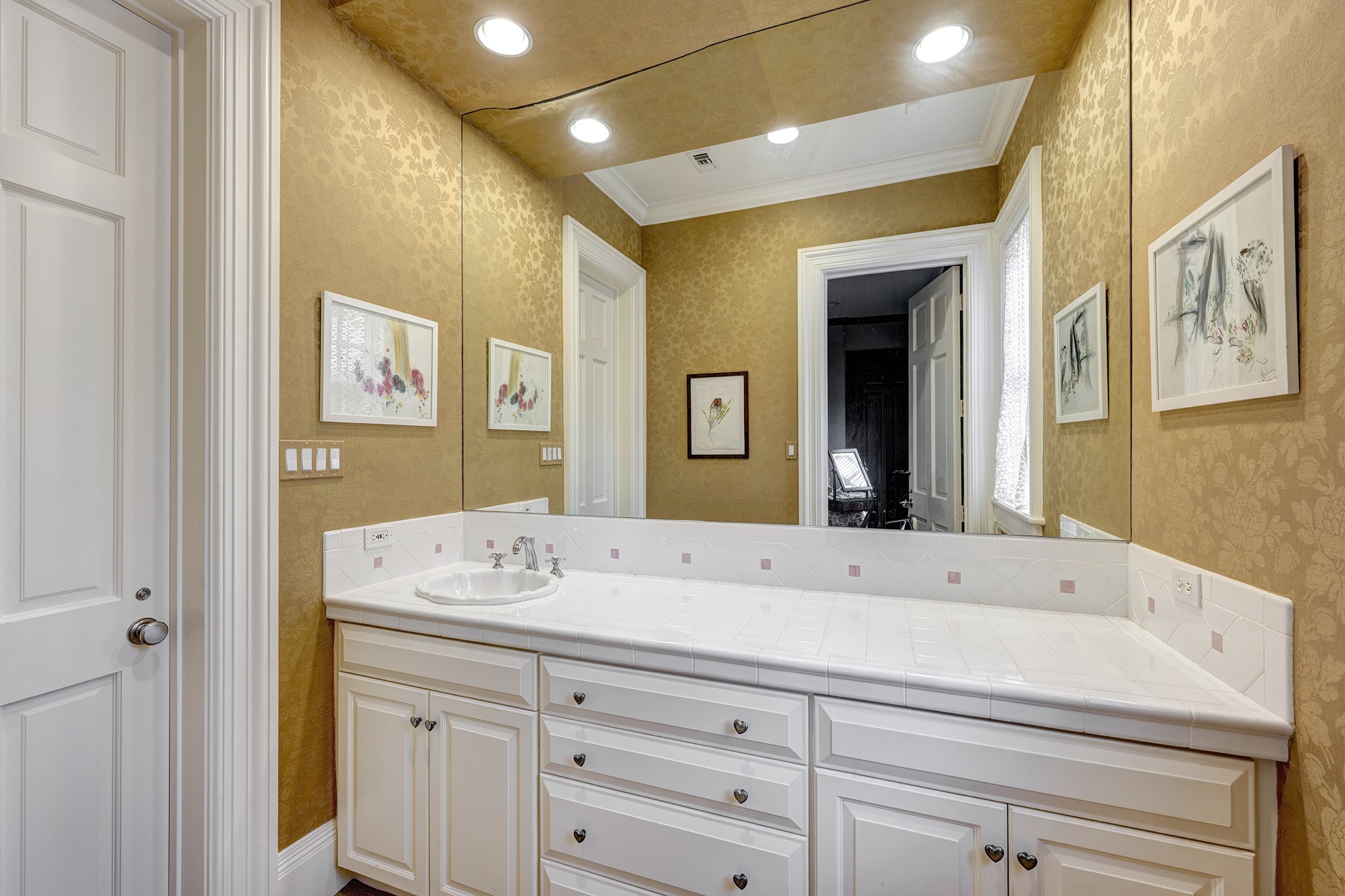 3653 Inverness Drive Houston, TX 77019 - Photo 28 of 39 One of the secondary bathrooms with tub/shower, tiled surrounds and large vanity areas with drop in bowls.