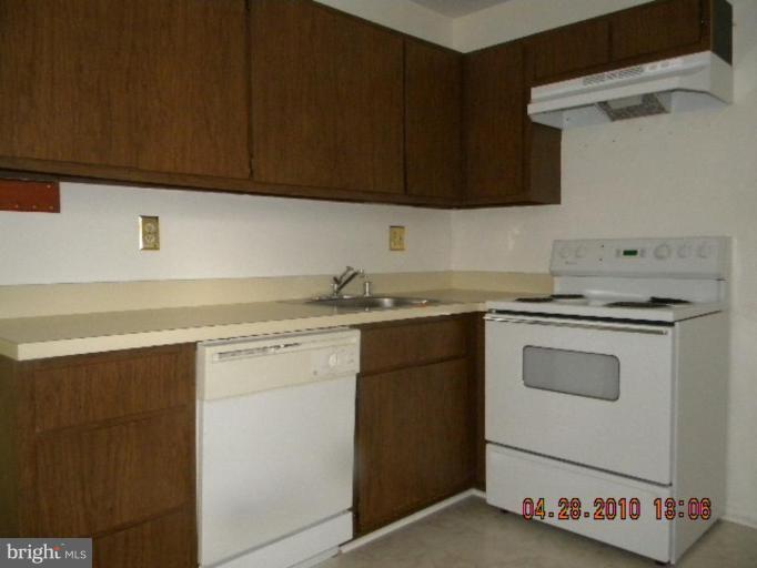 1632 Grason Lane, Unit 18 Crofton, MD 21114 - Photo 5 of 10 Kitchen