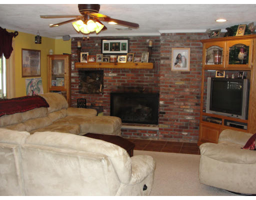 18 Eldorado Road Chelmsford, MA 01824 - Photo 6 of 13 Gallery Image 6