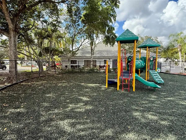 $2,400 | 11211 West Atlantic Boulevard, Unit 208, Coral Springs, FL 33071