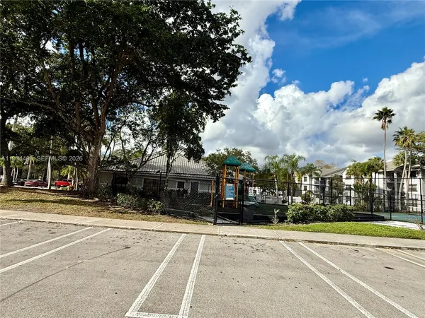 $2,400 | 11211 West Atlantic Boulevard, Unit 208, Coral Springs, FL 33071