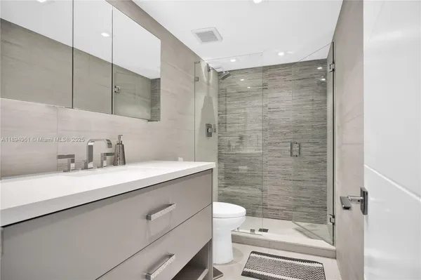 $4,000 | 1985 South Ocean Drive, Unit 17F, Hallandale Beach, FL 33009