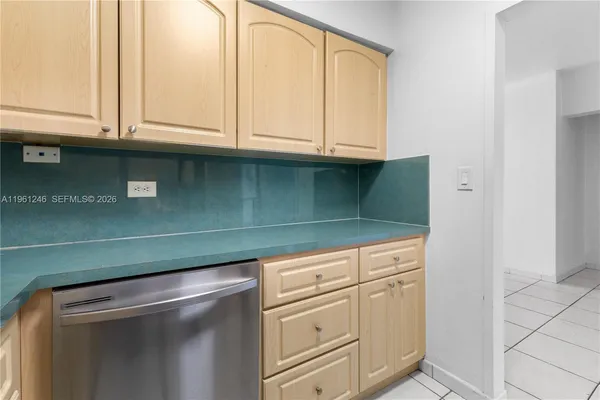 $2,600 | 7441 Wayne Avenue, Unit 11G, Miami Beach, FL 33141