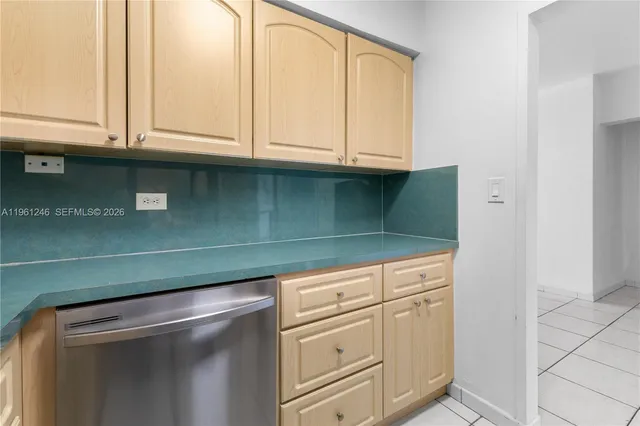 $2,700 | 7441 Wayne Avenue, Unit 11G, Miami Beach, FL 33141