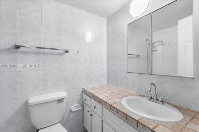 $2,700 | 7441 Wayne Avenue, Unit 11G, Miami Beach, FL 33141