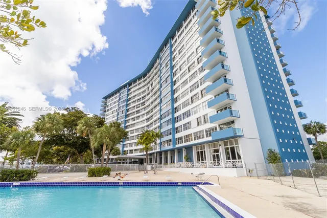 $2,700 | 7441 Wayne Avenue, Unit 11G, Miami Beach, FL 33141