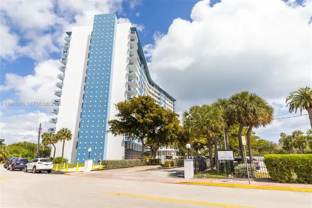 $2,700 | 7441 Wayne Avenue, Unit 11G, Miami Beach, FL 33141