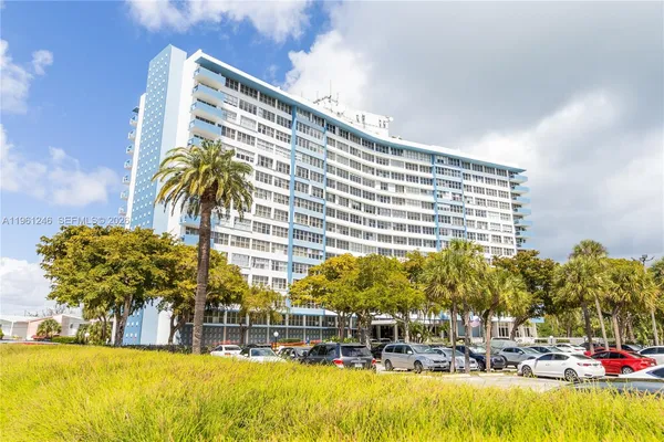 $2,600 | 7441 Wayne Avenue, Unit 11G, Miami Beach, FL 33141