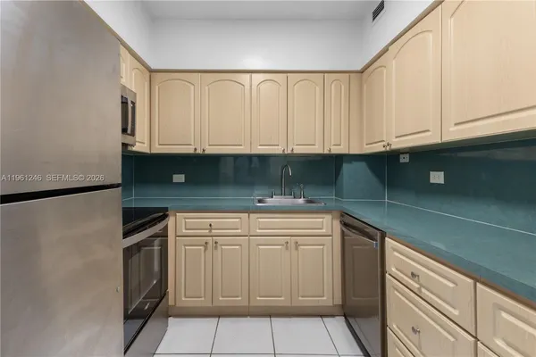 $2,600 | 7441 Wayne Avenue, Unit 11G, Miami Beach, FL 33141