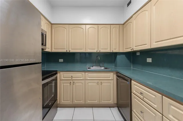 $2,700 | 7441 Wayne Avenue, Unit 11G, Miami Beach, FL 33141