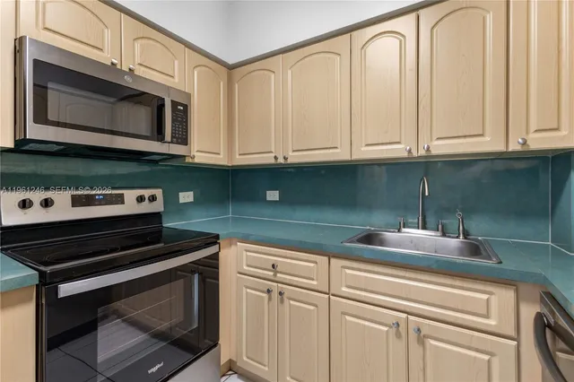 $2,700 | 7441 Wayne Avenue, Unit 11G, Miami Beach, FL 33141