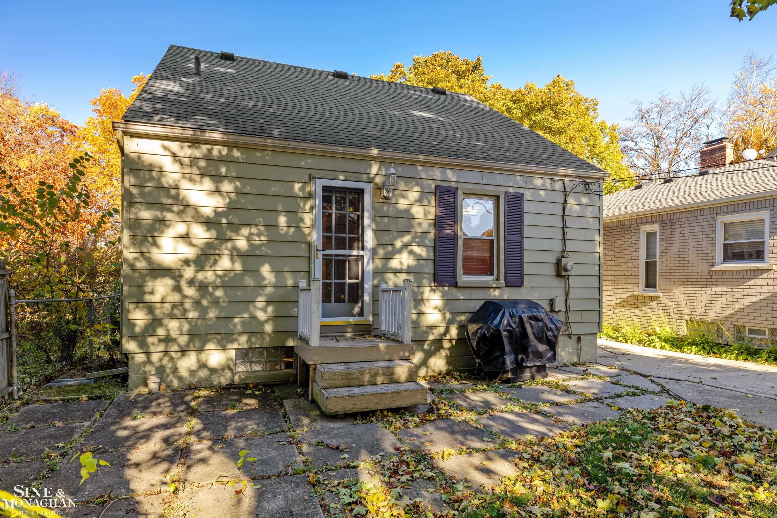 2073 Hampton Road Grosse Pointe Woods, MI 48236 - Photo 33 of 39
