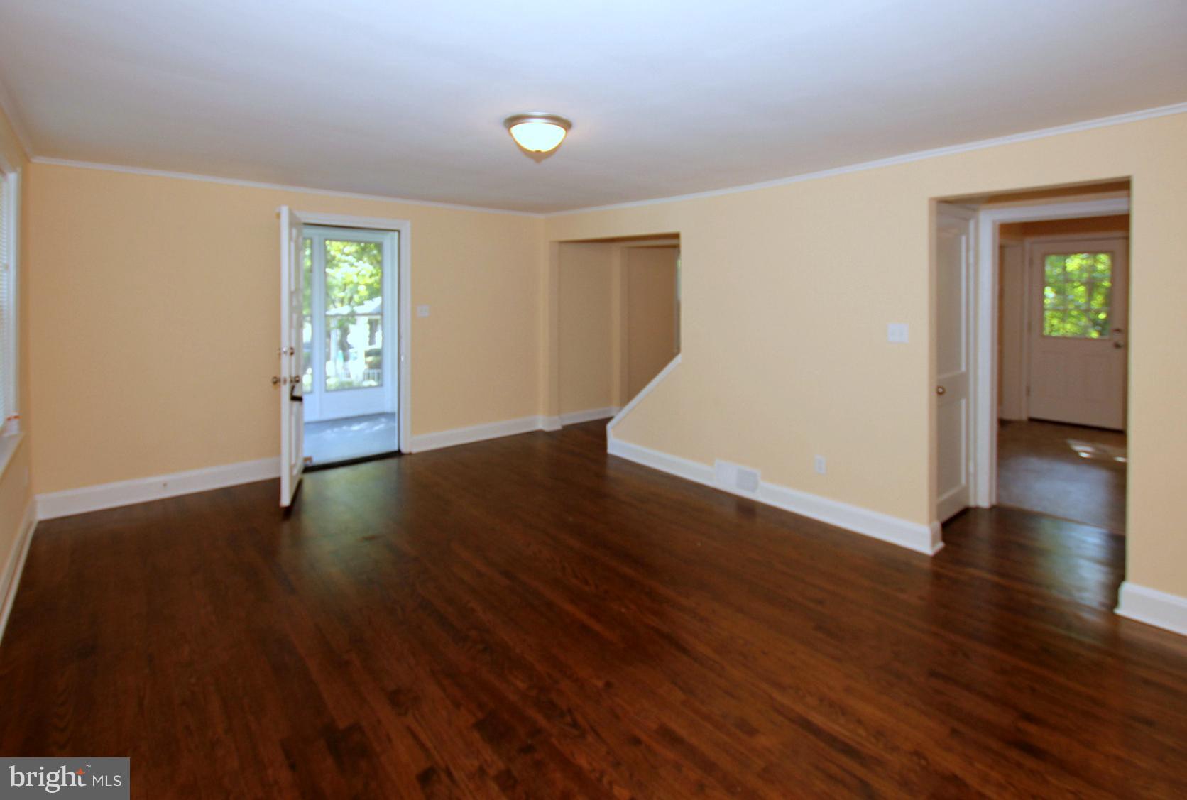 5104 Sunset Road Baltimore, MD 21215 - Photo 5 of 22 Living Room