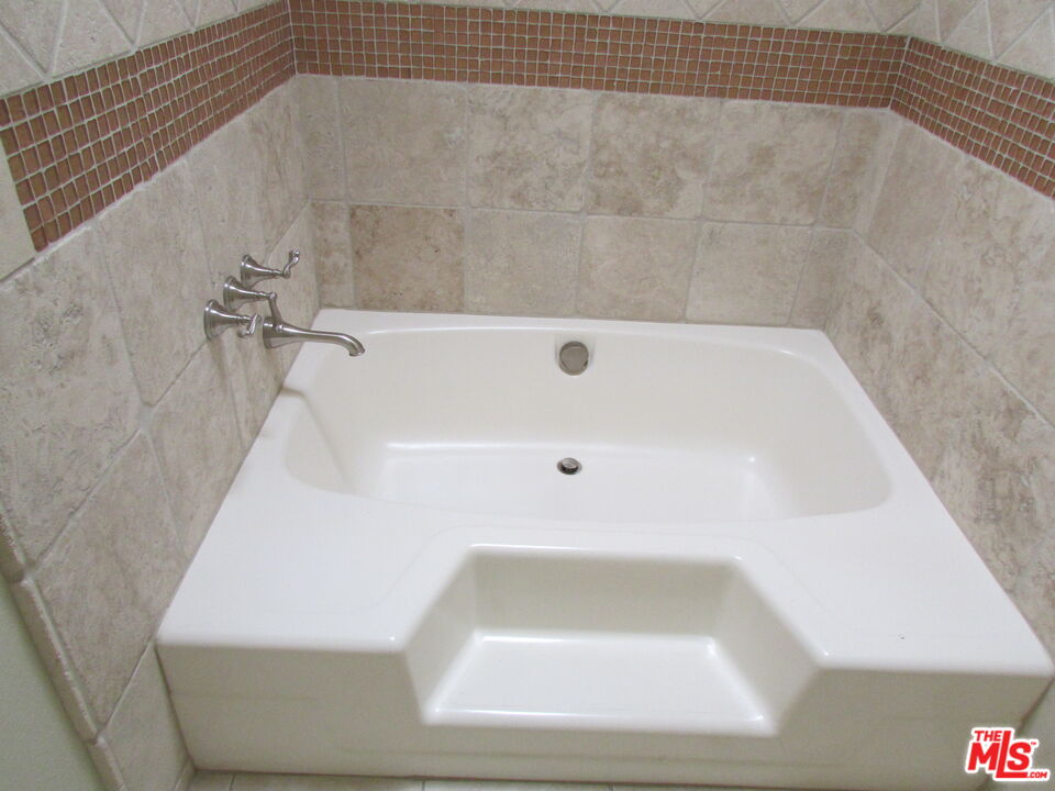 1850 Midvale Avenue, Unit 7 Los Angeles, CA 90025 - Photo 6 of 13 a bathroom with a bathtub